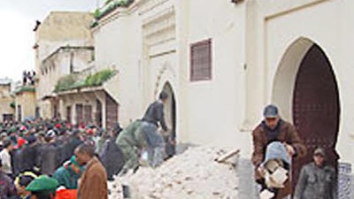 Marokko: Menschen flüchten aus der eingestürzten Moschee.