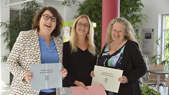Landtagswahl 2023: Frauenpower zumindest bei der Organisation der Wahl: In Unterhaching organisieren Charlotte Schmidt, Melanie Mager und Evi Dögl (von links) die Landtagswahl in der Gemeinde.