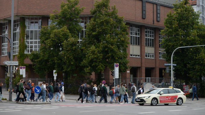 Kriminalität in München: Das Luisengymnasium liegt gegenüber dem Alten Botanischen Garten. Viele Schüler und Schülerinnen fühlen sich auf dem Schulweg nicht sicher.