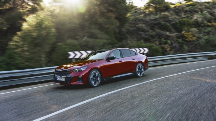 Auf dem Weg zum autonomen Fahren: Mit dem neuen BMW 5er auf dem Weg zur Autobahn: Nur dort ist das freihändige Fahren in Deutschland erlaubt.