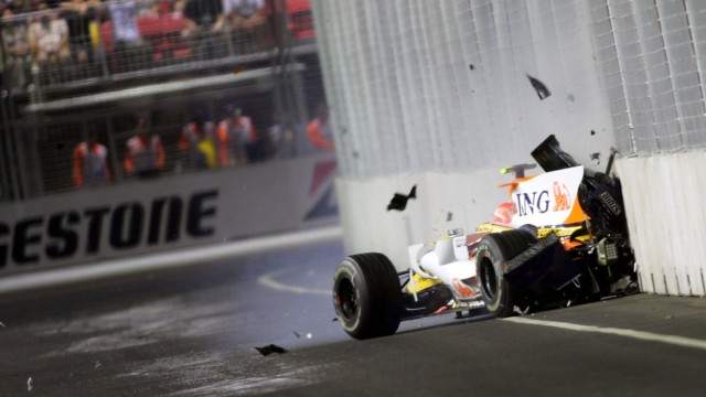 Formel 1 in Singapur: Nanu, wer hat denn hier eine Mauer hingestellt? Nelson Piquet jr. havariert 2008 in Singapur an der Streckenbegrenzung und verhilft so seinem Teamkollegen Fernando Alonso zum Sieg - zum Nachteil seines Landsmanns Felipe Massa.