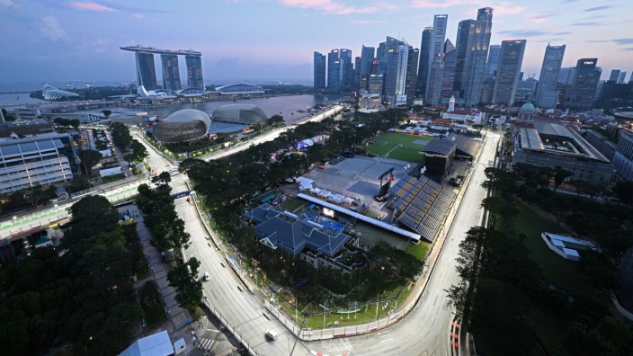 Formel 1 in Singapur: Eng, verwinkelt und kaum zum Überholen geeignet: der Marina Bay Street Circuit vor der Skyline von Singapur.
