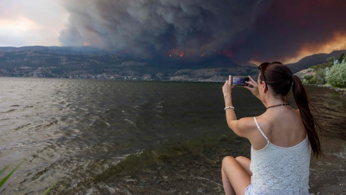 Kanada: Eine Anwohnerin beobachtet Mitte August in der Stadt West Kelowna in British Columbia einen Waldbrand.