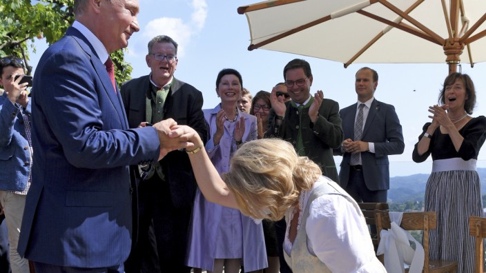 Russland: Kniefall vor Putin: Die damalige österreichische Außenministerin Karin Kneissl (FPÖ) bei ihrer Hochzeit im August 2018 in Gamlitz.