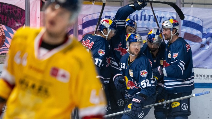 Start in die Deutsche Eishockey Liga: Einfach weiterfeiern: Der EHC Red Bull München um Kapitän Patrick Hager (Nr. 52) startet mit einem hart erarbeiteten 4:2-Sieg gegen die Düsseldorfer EG in die Jubiläumssaison der DEL.