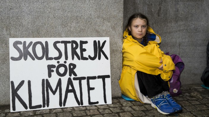 "Fridays for Future": "Größte Krise der Menschheitsgeschichte": Die 15-jährige Greta Thunberg demonstriert im August 2018 vor dem schwedischen Parlament, damals noch allein