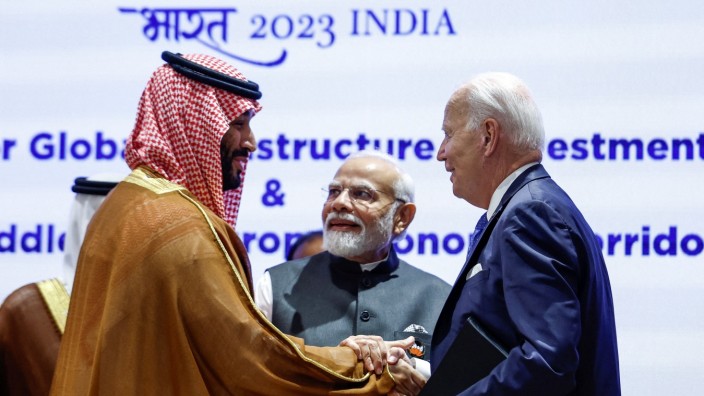 Saudi-Arabien und Israel: Bemühen um Annäherung: Joe Biden (rechts) und der saudische Kronprinz Mohammed bin Salman (links) beim G-20-Gipfel mit dem indischen Gastgeber Narendra Modi.