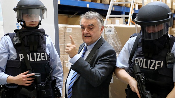 Extremismus in der Polizei: Nordrhein-Westfalens Innenminister Herbert Reul (CDU) plant, einen neuen Paragrafen ins Strafgesetzbuch schreiben.