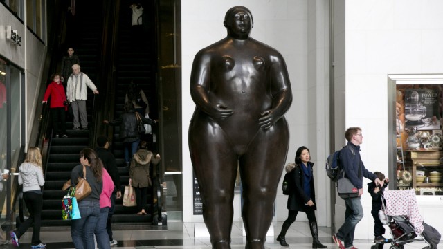 Nachruf auf Fernando Botero: Boteros Skulpturen sind omnipräsent, wie diese Dame im New Yorker Deutsche Bank Center.