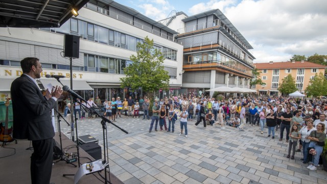 Starnberg: Etwa 300 Menschen folgen Janiks Ausführungen und feiern beim "Bunten Volksfest" mit.