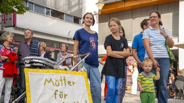 Starnberg: "Mütter für Menschlichkeit" steht auf dem Schild, das einige Frauen auf den Kirchplatz mitgebracht haben.