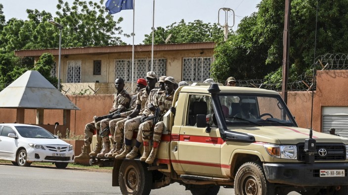 Frankreich: Nigrische Polizisten fahren an der französischen Botschaft in Niamey vorbei.
