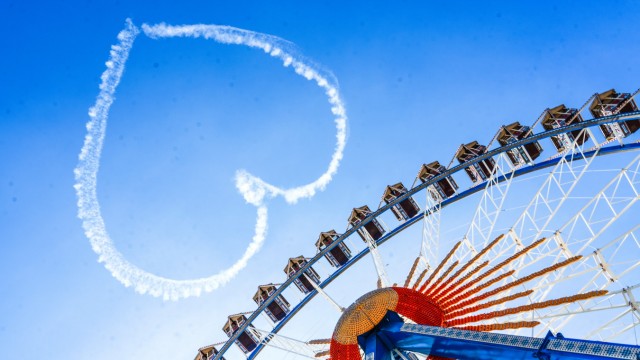 Flugsport: Herz am Himmel: Mit seinen Luftmalereien über dem Oktoberfest hat Odermann viele Menschen zum Staunen gebracht.
