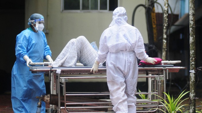 Nipahvirus in Indien: Helfer in Schutzkleidung bringen einen Nipah-Infizierten in eine Isolierstation in Kozhikode in der südindischen Provinz Kerala.