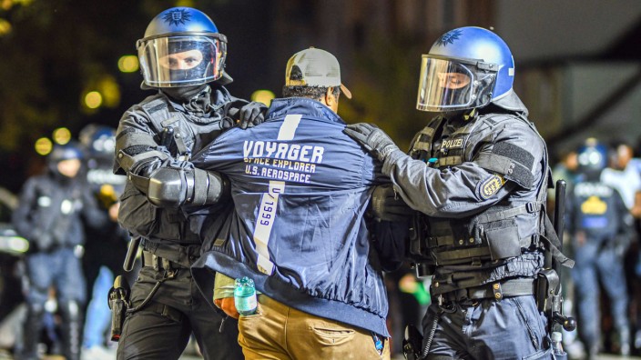 Stuttgart: Samstag in Stuttgart: Ein Mann wird nach den Ausschreitungen von Polizeikräften abgeführt.