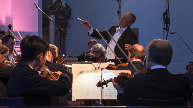 "Europa herbstbunt": Michael Forster leitet das Orchester.