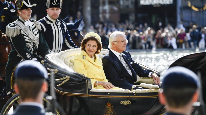 Monarchiegegner: Filmreife Überschneidungen: Die königliche Kutsche mit dem wacker winkenden Seniorenpaar Gustaf und Silvia. Gleichzeitig tagten in Stockholm die Monarchiegegner.