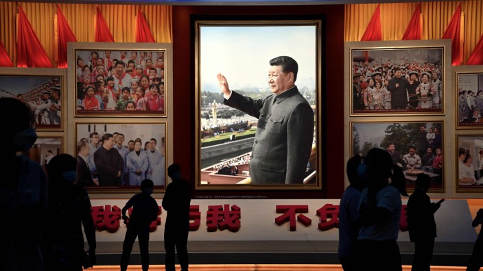 Das Politische Buch: Hat noch viel vor, auch wenn sein Porträt bereits im Museum der Kommunistischen Partei hängt. Dass das für den Westen nicht unbedingt Gutes verheißt, wird immer klarer. Staatschef Xi Jinping.