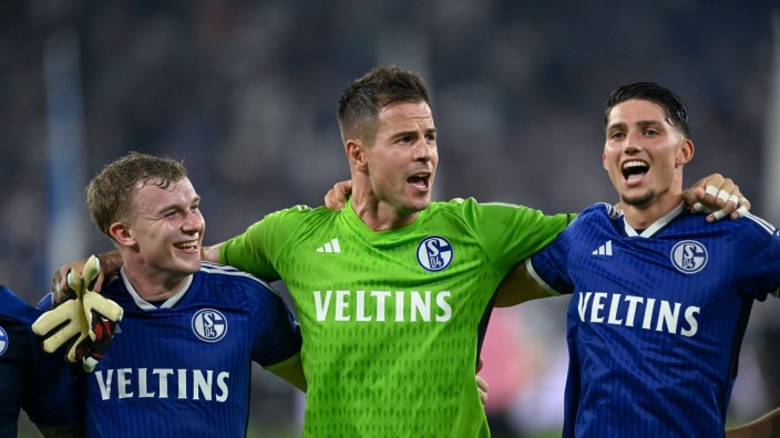 Michael Langer bei Schalke 04: Offenbar auch gesanglich nicht unbegabt: Michael Langer (mittig) bejubelt mit Derry John Murkin (links) und Yusuf Kabadayi das 4:3 gegen Magdeburg.