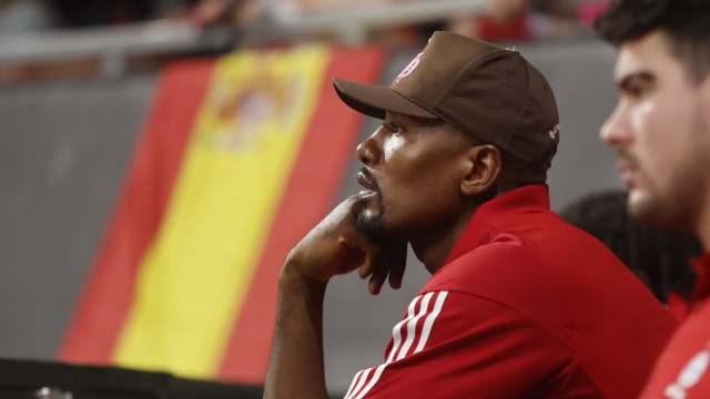 Basketball: Ibaka schaute seinen neuen Kollegen am Samstag bereits bei ihrem Testspiel gegen Bologna zu.