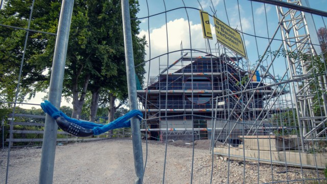 Wohnungsbau am Starnberger See: "Betreten der Baustelle verboten" steht auf dem gelben Schild am Absperrgitter, das Unbefugten den Zutritt zum Baugrundstück verwehrt.