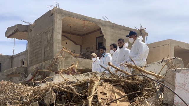 Überschwemmungen in Libyen: In Derna läuft die Suche nach Verschütteten weiter. Offenbar konnten am Wochenende noch Menschen lebend aus den Trümmern gerettet werden.