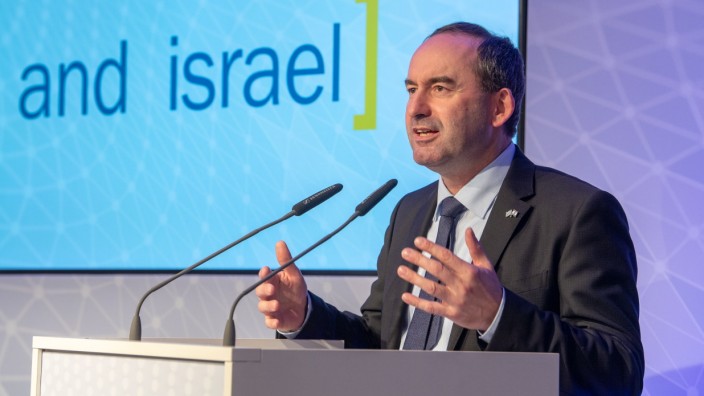 Wirtschaftspolitik: Wirtschaftsminister Hubert Aiwanger absolvierte einen seiner ersten Auftritte 2018 bei einer Veranstaltung zum 70-jährigen Staatsjubiläum Israels. Danach zeigte er wenig Interesse an dem Land.