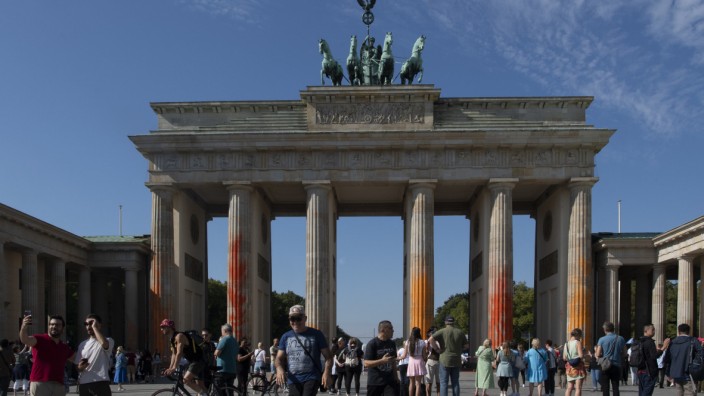 Klimaschutz: "Zeit für eine politische Wende" - das ist Botschaft der Klimaaktivisten, die am Sonntag in Berlin das Brandenburger Tor orange angesprüht haben.