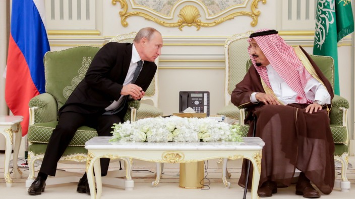 Ölpreis: Russlands Präsident Wladimir Putin und der saudische König Salman 2019 im Königspalast in Saudi-Arabien.