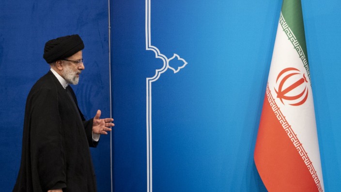 USA und Iran: Iran gibt sich gesprächsbereit in alle Richtungen: Präsident Ebrahim Raisi bei einer Pressekonferenz in Teheran.