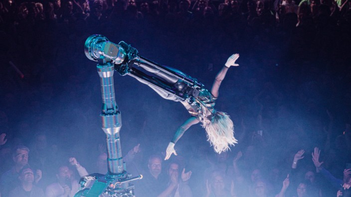 Tipps für Pop-Konzerte: Die Show-Maschine: Helene Fischer tritt fünf Abende in Folge mit Artisten des Cirque du Soleil in der Olympiahalle auf.