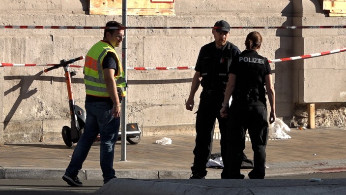 Polizei: Am Sonntag suchten Ermittler nach Spuren für die gewaltsame Attacke in der Nähe der Würzburger Kirche Stift Haug.