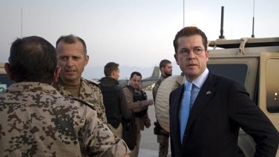Kundus-Untersuchungsausschuss: Verteidigungsminister Guttenberg während eines Afghanistan-Besuchs. Der Untersuchungsausschuss soll nun klären, was in der Nacht zum 4. September passiert ist.