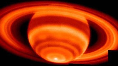 Astronomie: Die Temperaturverteilung auf dem Saturn. Das Bild wurde anhand zahlreicher Einzelaufnahmen zusammengestellt, die vom Observatorium W.M. Keck, Hawaii, gemacht wurden. In dem Mosaik fehlt ein Bild (rechts unten).