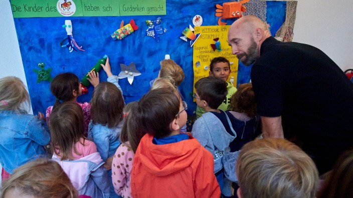 Ausstellung: Falk Skeide mit den Zornedinger Kindergartenkindern, die Werke und Müllsammlungen beigesteuert haben.