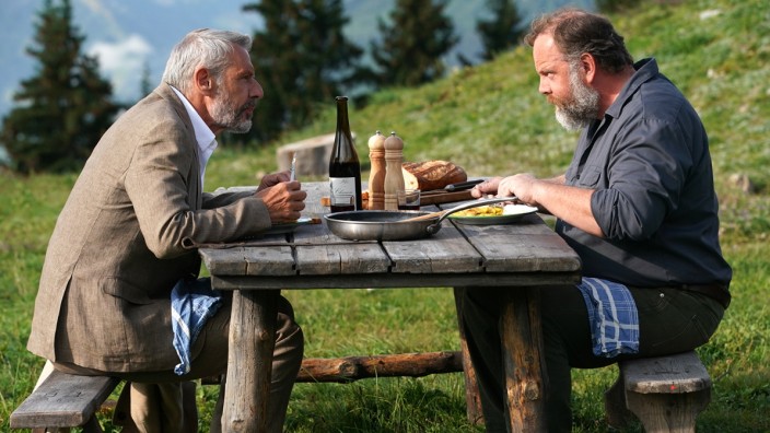 "Die einfachen Dinge" im Kino: Die Politik der Gastfreundschaft: Vincent (Lambert Wilson) und Pierre (Grégory Gadebois) handeln mehr als nur das nächste Mittagessen aus.