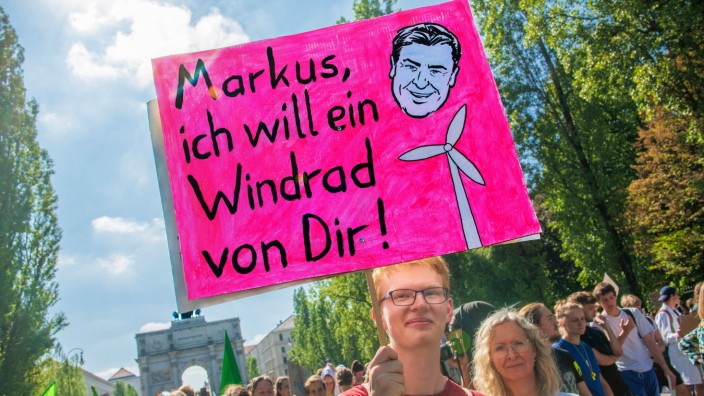 Repräsentative Befragung: Klimastreik in München: Nicht nur bei "Fridays for Future" wünschen sich viele eine entschiedenere Energiewende von Ministerpräsident Söder.