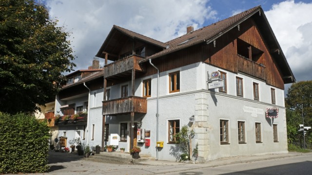Kultur im Oberland: Das Haus heißt noch "Altwirt", ist aber keine Wirtschaft mehr.