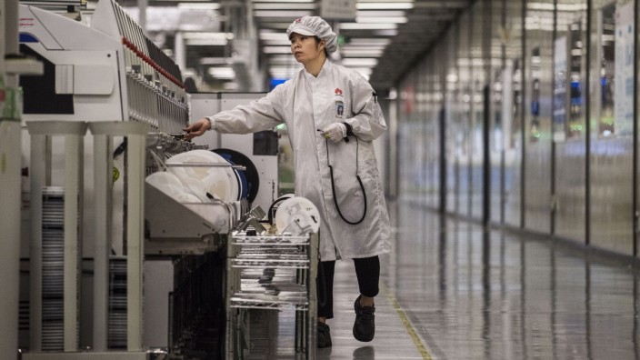 5G-Netzausbau: Eine Arbeiterin auf dem Produktionsgelände von Huawei in der Nähe von Shenzhen, China. Auch der Konzern ist von den Plänen der Bundesregierung betroffen.