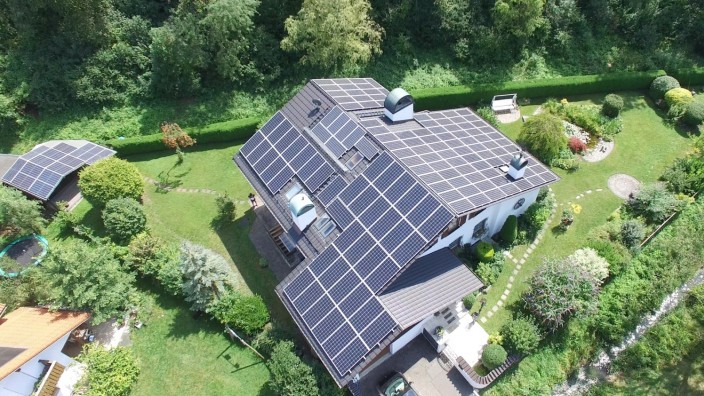 Energiewende: Johann Prenninger hat sein Haus in Gröbenzell großflächig mit PV-Modulen bedeckt.