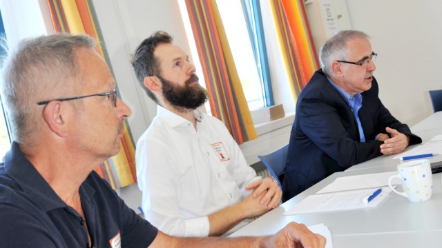 Gesundheitspolitik: Der Ärztliche Direktor Thomas Lang, Pflegedirektor Martin Endres und Geschäftsführer Peter Lenz (von links) erläutern die wirtschaftliche Lage der Starnberger Klinik.