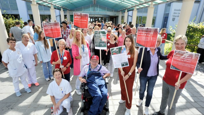 Gesundheitspolitik: Etwa 70 Mitarbeiter der Starnberger Klinik protestieren am Mittwoch vor dem Krankenhaus.
