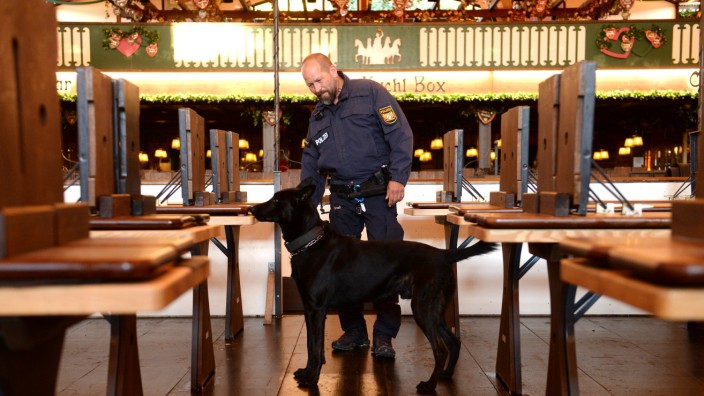 Oktoberfest 2023: Polizeibeamter Emanuel Wichtler und sein Hund Mahoney.