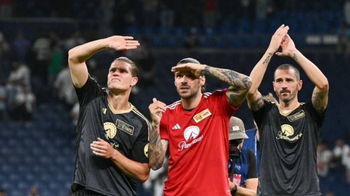 Champions League: Der Blick geht trotz der Niederlage nach oben: die Union-Kicker Kevin Behrens, Christopher Trimmel und Leonardo Bonucci (v. l.).