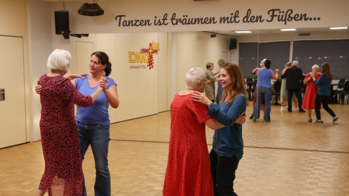 Demenzwoche: Beim Demenz-Tanzkurs in der Dachauer Tanzschule "Meet and Dance" tanzen Senioren mit und ohne Demenz.