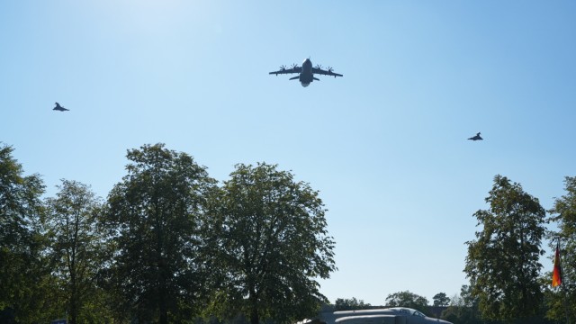 Fürstenfeldbruck: Als Gruß der Luftwaffe fliegen ein Airbus A400M und zwei Eurofighter über die angetretene Truppe hinweg.
