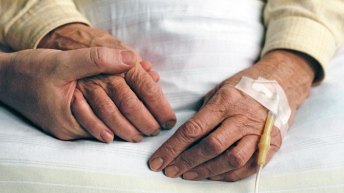 Pflege-Report 2023: Fast die Hälfte der Pflegeheimbewohner in Bayern wird kurz vor dem Tod ins Krankenhaus gebracht. Für die Betroffenen ist das mit großen Anstrengungen verbunden.
