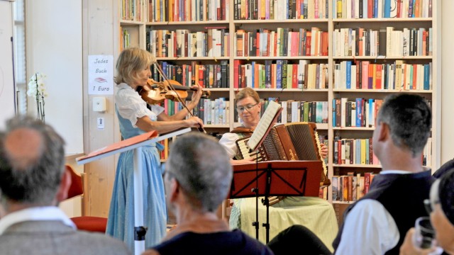 Umzug: Francesca Rappay an der Violine und Gitti Vockinger am Akkordeon begleiten die Eröffnung musikalisch.