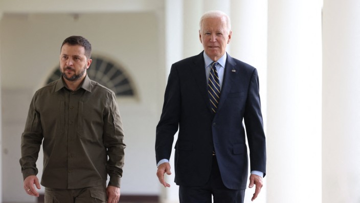 SZ am Morgen: Die beiden "Mr. Presidents" laufen durch einen Säulengang des Weißen Hauses in Washington.