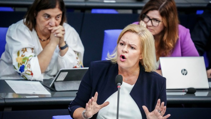 Migrationsdebatte: Bundesinnenministerin Nancy Faeser wirft der CDU/CSU-Fraktion "Populismus pur" vor.